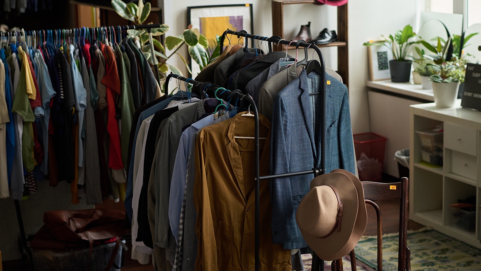 MoneyX blog — Beli Barang Branded Baru vs Preloved, Mana Lagi Berbaloi?